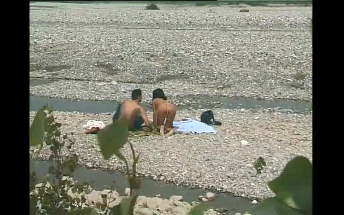 Out Sexxx: Hete sexy milf op zijn hondjes geneukt op het strand...