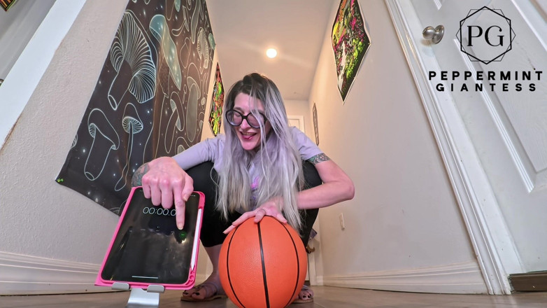 Peppermint Giantess: 6'7 una pallacanestro alta tiene una sfida per quanto tempo...