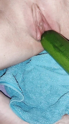 큰 오이로 젖은 보지 삽입