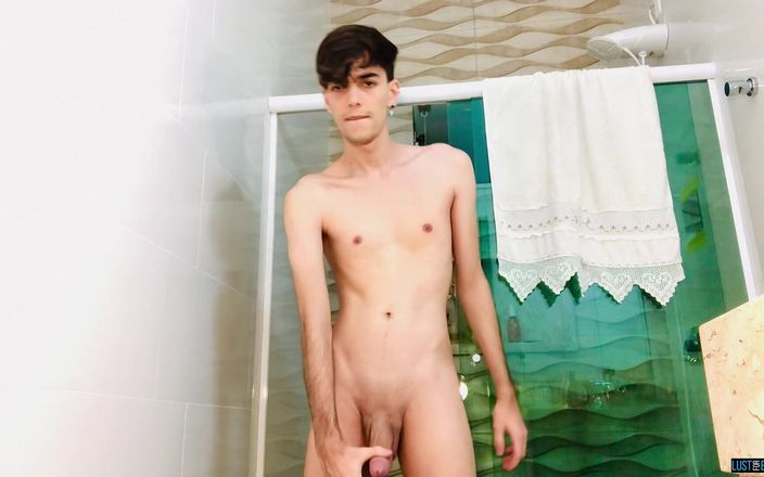 Lust For Boys: Adolescente rabuda no banheiro