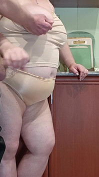 Pulă care se masturbează în bucătărie și spermă fierbinte în gura mamei vitregă