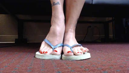 Abby Anna: Bonitas uñas rojas en chanclas