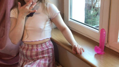 Inga lillypop girl: La ragazza teenager carina si masturba davanti alla finestra