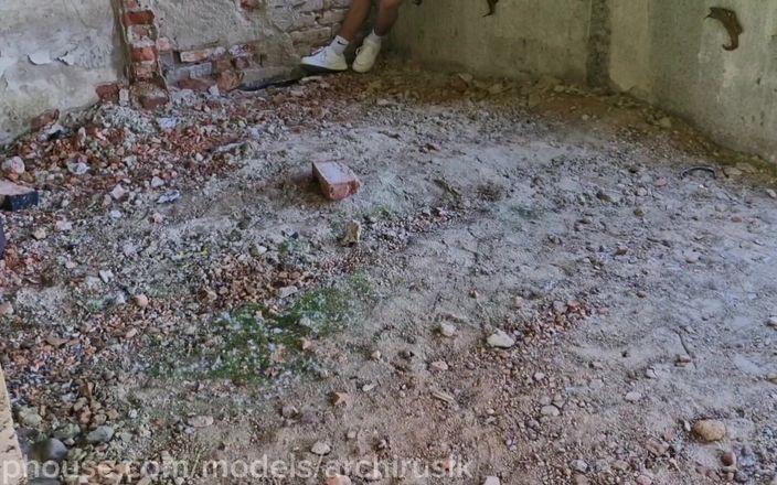 ArchiRusik: Я розгнівала фембоя студента, відсмоктав член вперше в покинутій будівлі
