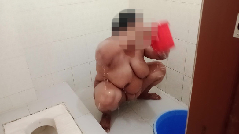 Morjenabb: Ấn Độ tắm vòi hoa sen, chị kế người Ấn phòng tắm...