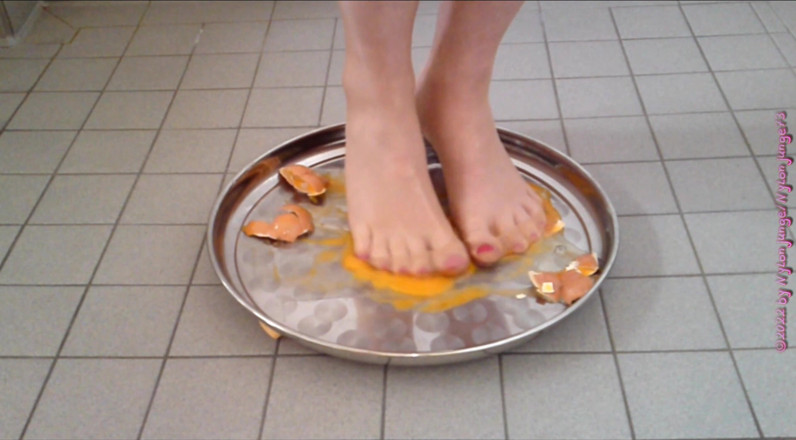 Carmen_Nylonjunge: Crush the raw eggs and piss ** nylon foot crushing **