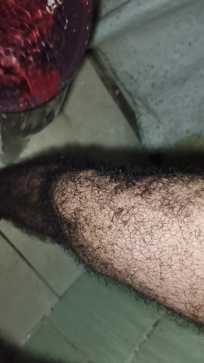 Cute boy jerks off: Szczupły mężczyzna pocieka się w łazience słuchając meczu Hiszpania - Argentyna