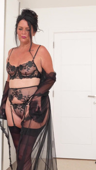 Británica MILF Angel Sinn En Solo De Medias Y Tirantes Y Tacones Altos