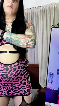 Awek transeksual Emma Ink dihisap batangnya oleh jiran lurusnya yang sudah berkahwin