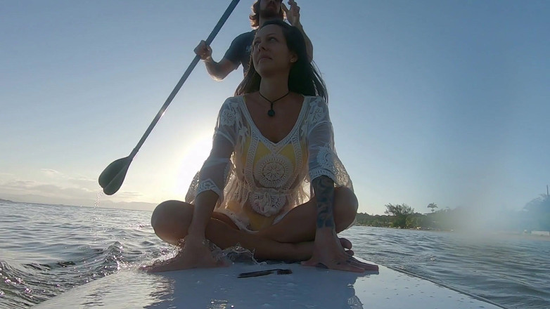 BobbyRuffus: Une brune coquine se masturbe et baise sur le SUP -...