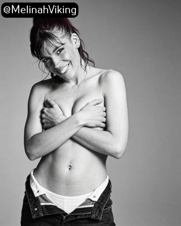 Melinah Viking: B&amp;w topless fotoshoot