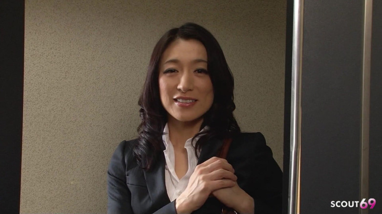 Asian porn collection: Une prof japonaise mature nymphomane séduit un garçon à grosse bite...