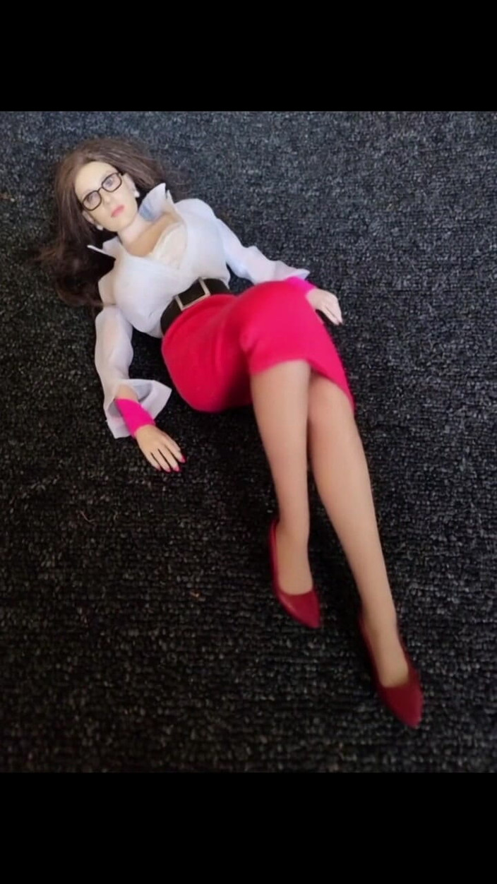 PeacefulDigit325: Audrey sul pavimento