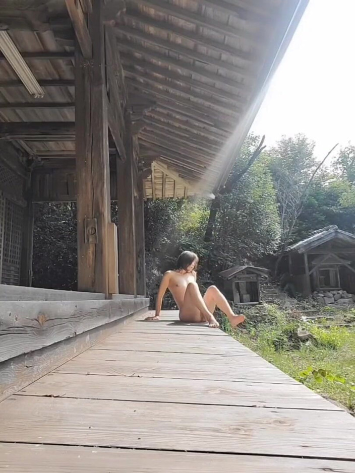 Mayumi Kanzaki: An Einem Sommertag War Eine Reife Frau Nackt Und Hatte...