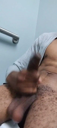 daidi apne vishaal sudaul bare kaale ko strok karte hain