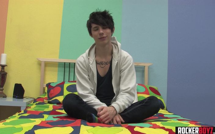 Rocker Boyz: Velký čůrák Emo Twink si to dělá a kouří náklad