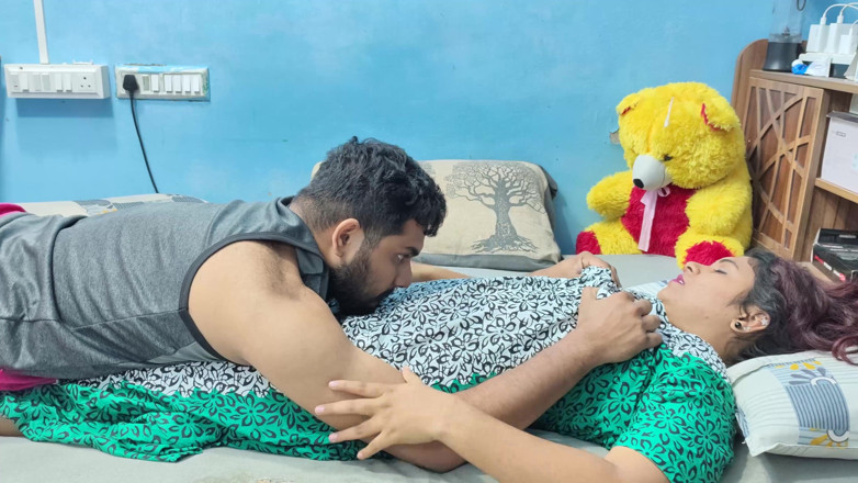 Vaigavarun Feet romance: Mallu żona cipki pocierać i całować z cyckami Press and Kiss...
