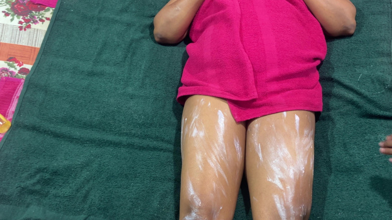 Nuragee: Aku dipijat pakai scrub untuk muasin memekku sendirian.
