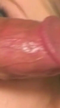 Une MILF blonde vide une grosse bite sous une douche torride