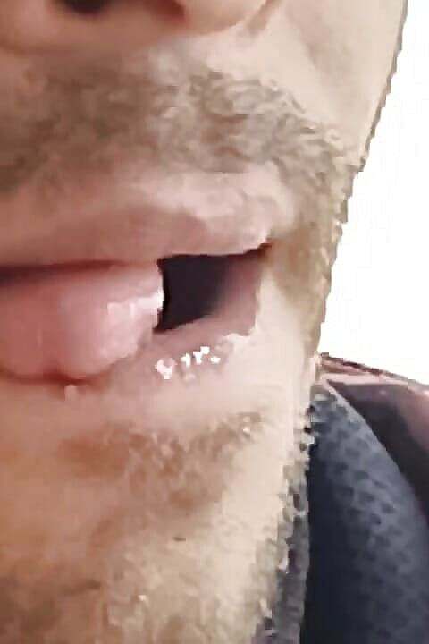 Gangbang straight: タマンナ・バービのお尻から精液を取り出し、口に入れた。