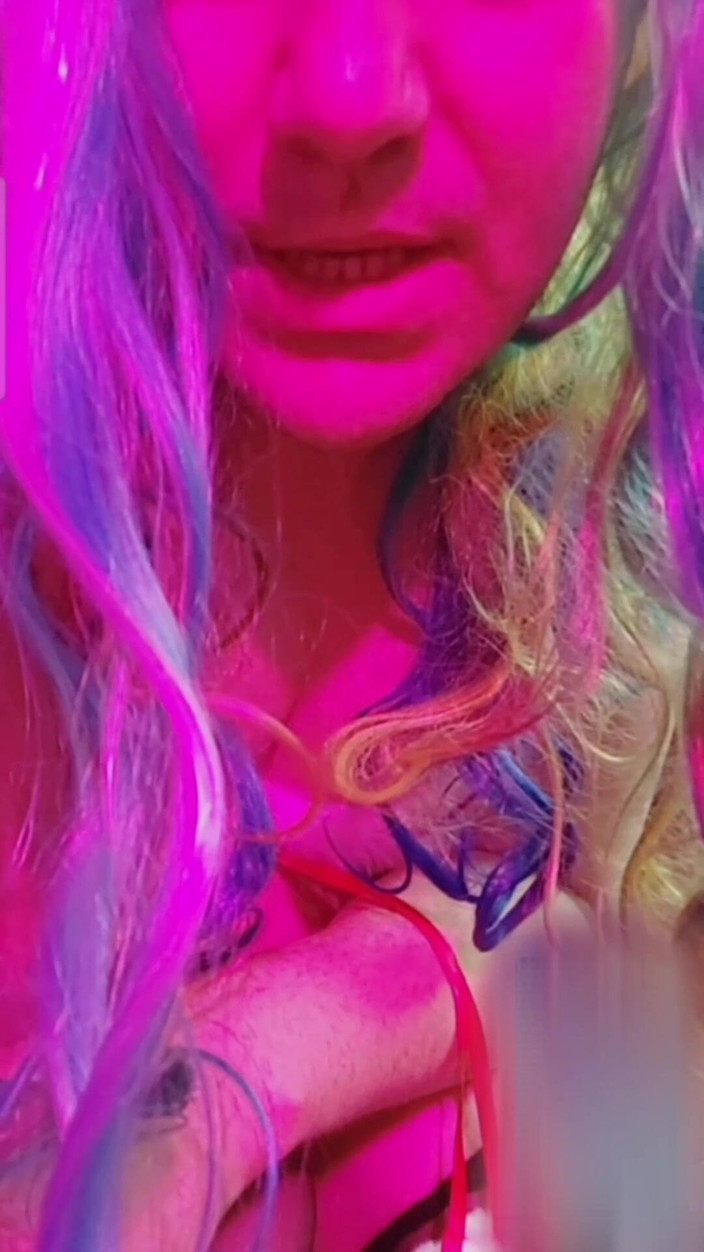 Kitty_Cross: La bella culona effeminato vestita con i suoi collant con...