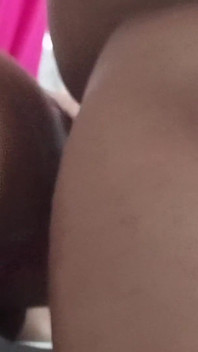 Dengan duburnya terbuka, gadis MILF itu menuangkannya untuk merangkap tidak lama lagi dan selesai dengannya