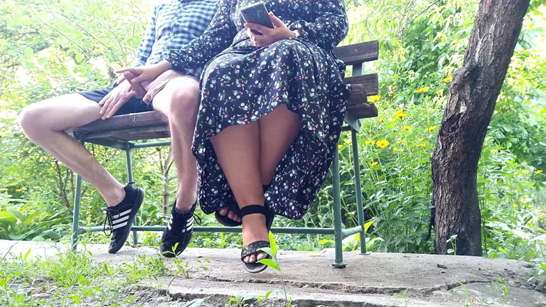 OurFetishLife: Zlobivá MILFka je dost nadržená na to, aby udělala domácí...