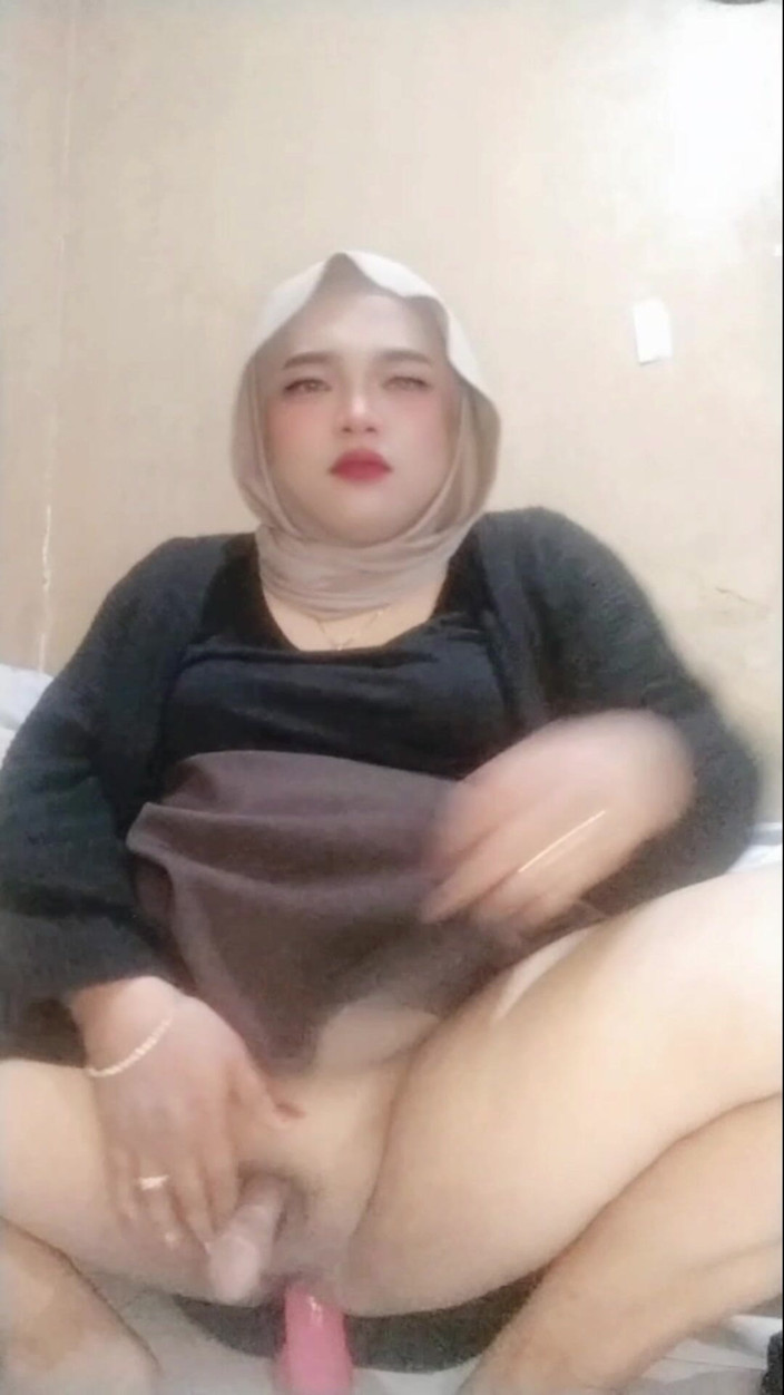 Ivvy Crossdresser: Ivvy кроссдрессер в хиджабе сосет дилдо и скачет на нем
