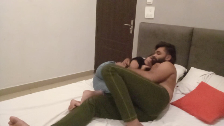 Indian college girls sex: Молода індійська пара дезі насолоджується романтичним сексом один з одним після коледжу
