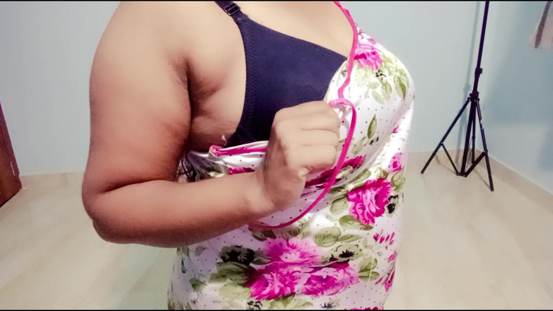 Indian Disha: 라이브 캠에서 의붓오빠를 유혹하는 인도 의붓 여동생