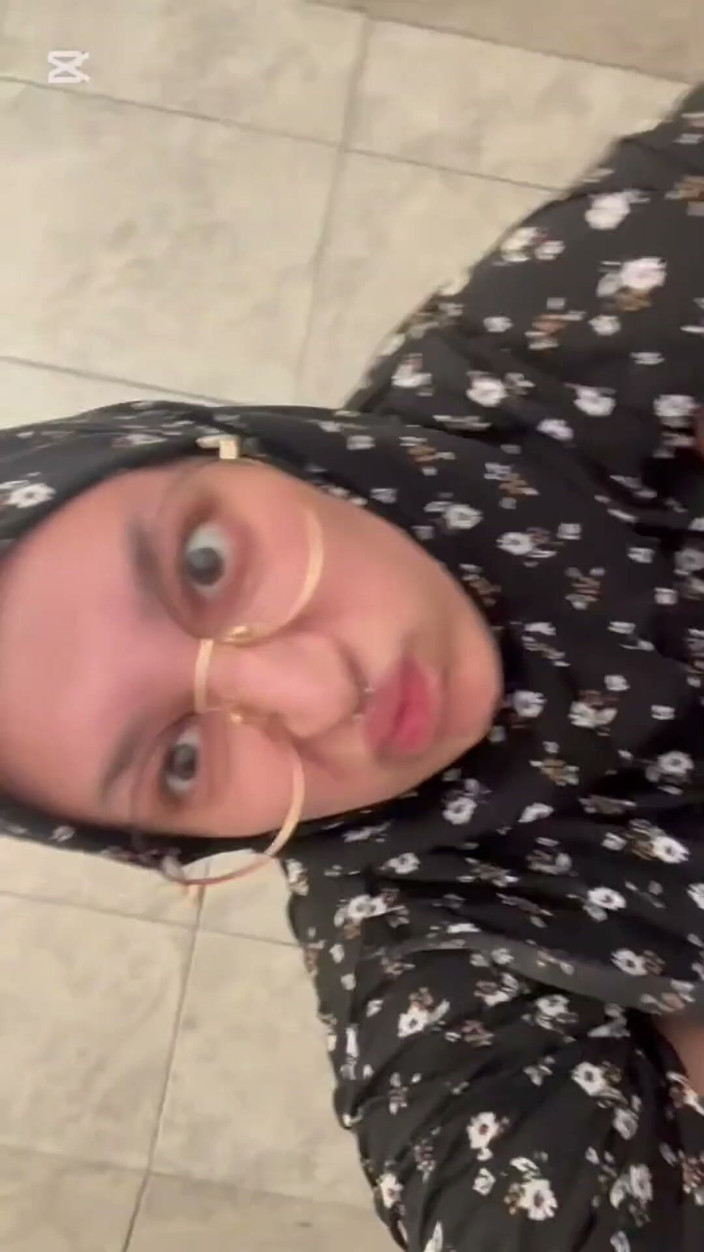 lanalovacutie: تبول في مرحاض خارجي بالحجاب