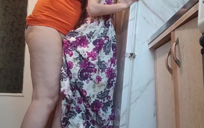 Lesbian-illusion: 当我们独自在家时，我丈夫的妈妈操我