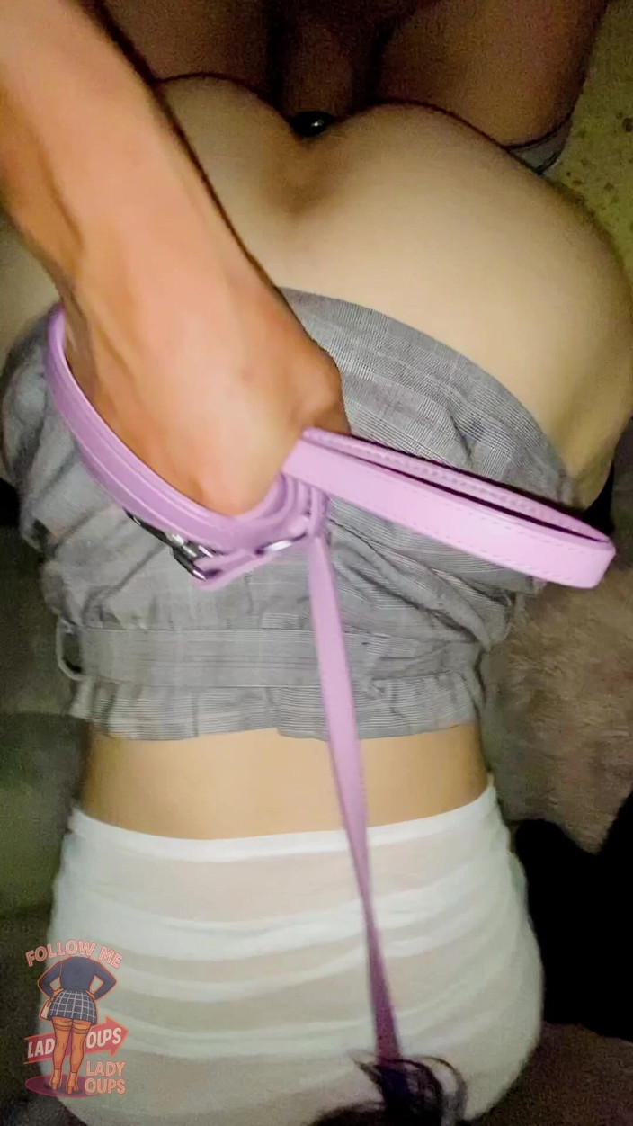 Lady Oups: 荡妇 Lady Oops 和射精的狗式皮带上的狗式