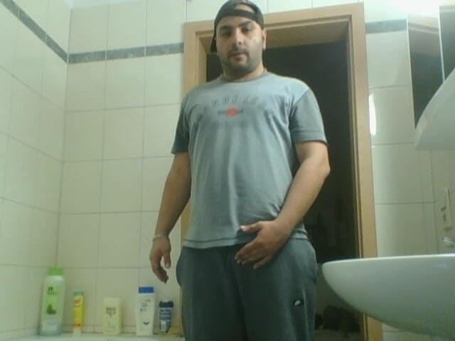 SmokedAlloy2: Dirtyjunkbro che piscia nel bagno