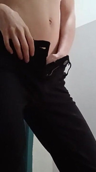 Si rambut coklat kurus seksi dalam seluar jeans ketat melancap pepek berbulu