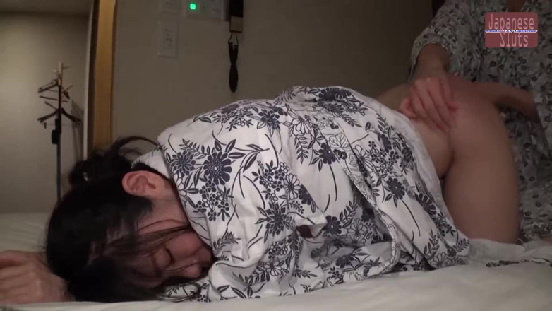 Studio JAV Launcher: Asli! Perjalanan pemandian air panas lesbian - bagian 2
