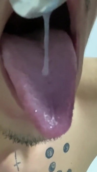Ich liebe es, mein sperma nach einem großen melken zu schlucken