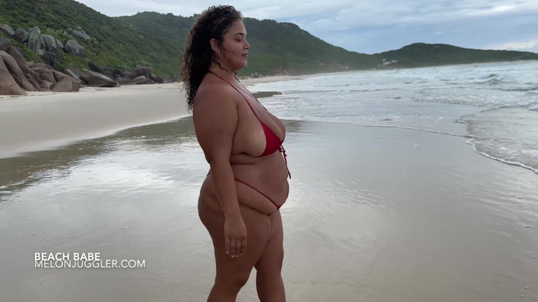 Busty BBW Latinas: Analua BBW publicznie naga masturbacja na plaży