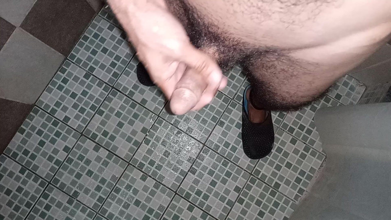 Cute boy jerks off: Chłopiec masturbuje się i wyciera włosy na swoich częściach i...