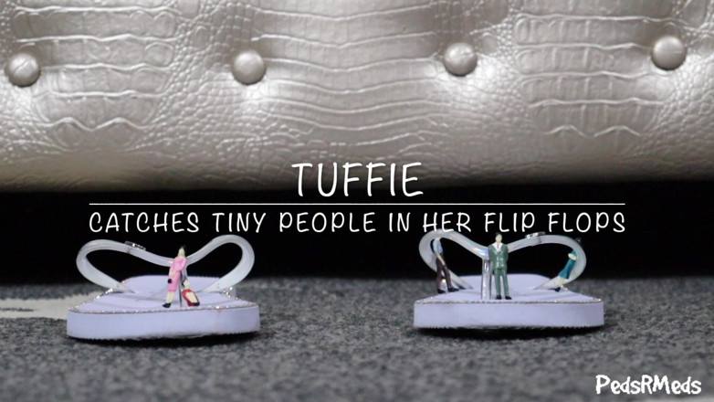 PedsRMeds: Tuffie betrapt kleine mensen op haar teenslippers
