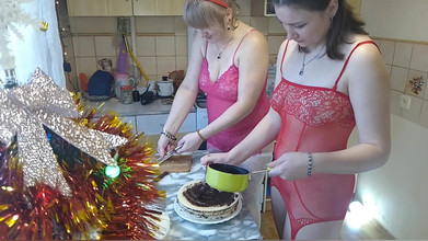 Assol: Jag gör en söt naken frukost med min bystiga vän.