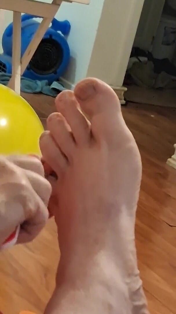La formosa infermiera Vicki taglia le unghie dei piedi del fidanzato che ha i piedi sporchi e puzzolenti (Le avventure dell'infermiera BBW Vicki con le amiche) Big Beauty Nurse Vicki Cuts Boyfriends Toe Nails He Has Stinky Dirty Feet (BBW nurse Vicki adventures with friends)