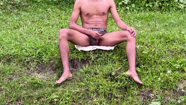LonlyBoy: Disfrutando solo en la jungla india joven