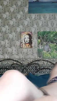 Une MILF fume et jouit bruyamment, partie 1
