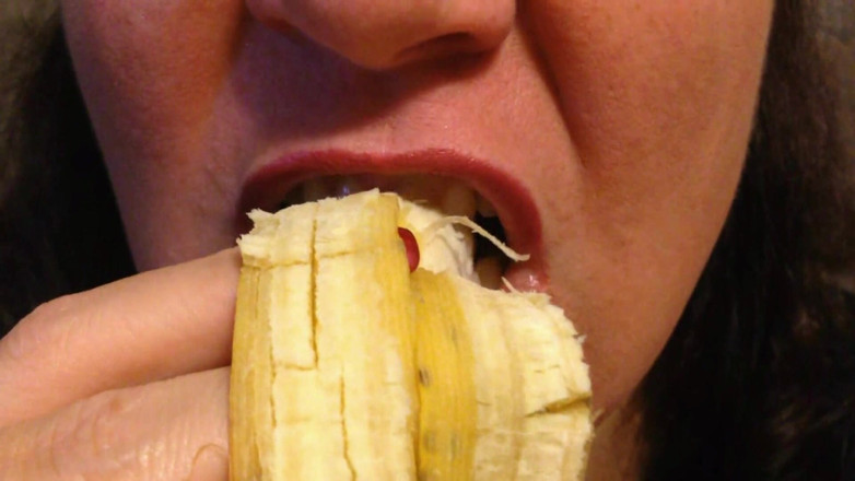 Lily Lipstixxx: Banana înghite, nu scuipă!
