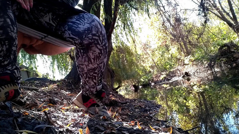 Elena: BBW in leggings pissing by the lake in a park