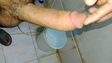 Naseemkhan: Un chico de 22 años se baña en el baño y...