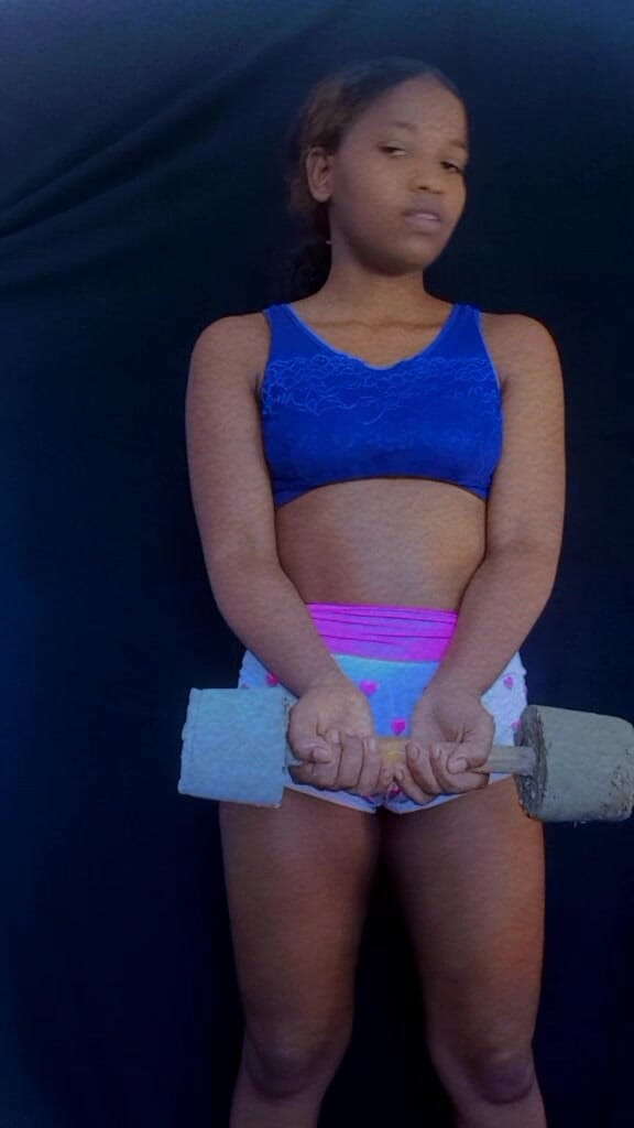 Minayi: Si rambut coklat seksi awak datang dengan Aktiviti Menarik Baru