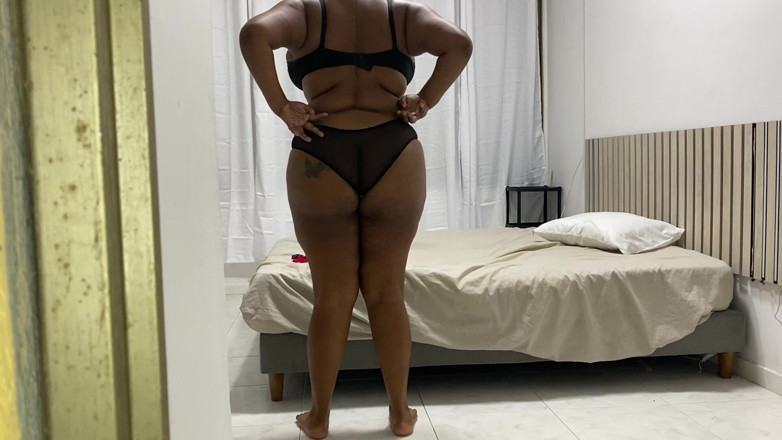 KATALEYAMALDINI: Ik masturbeer terwijl mijn stiefmoeder in haar kamer is, we...
