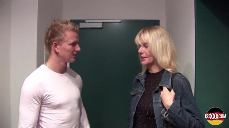 123XXX - 100% Amateurs: Wilde blonde MILf aus deutschland zeigt, wie es geht